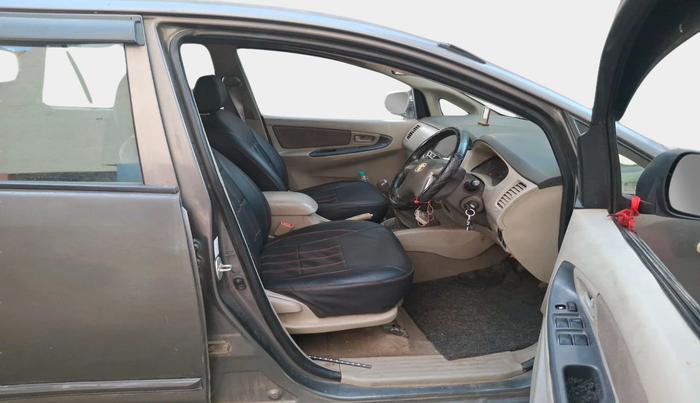 2014 Toyota Innova 2.5 GX 8 STR, Diesel, Manual, 1,49,576 km, interior