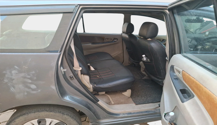 2014 Toyota Innova 2.5 GX 8 STR, Diesel, Manual, 1,49,576 km, interior