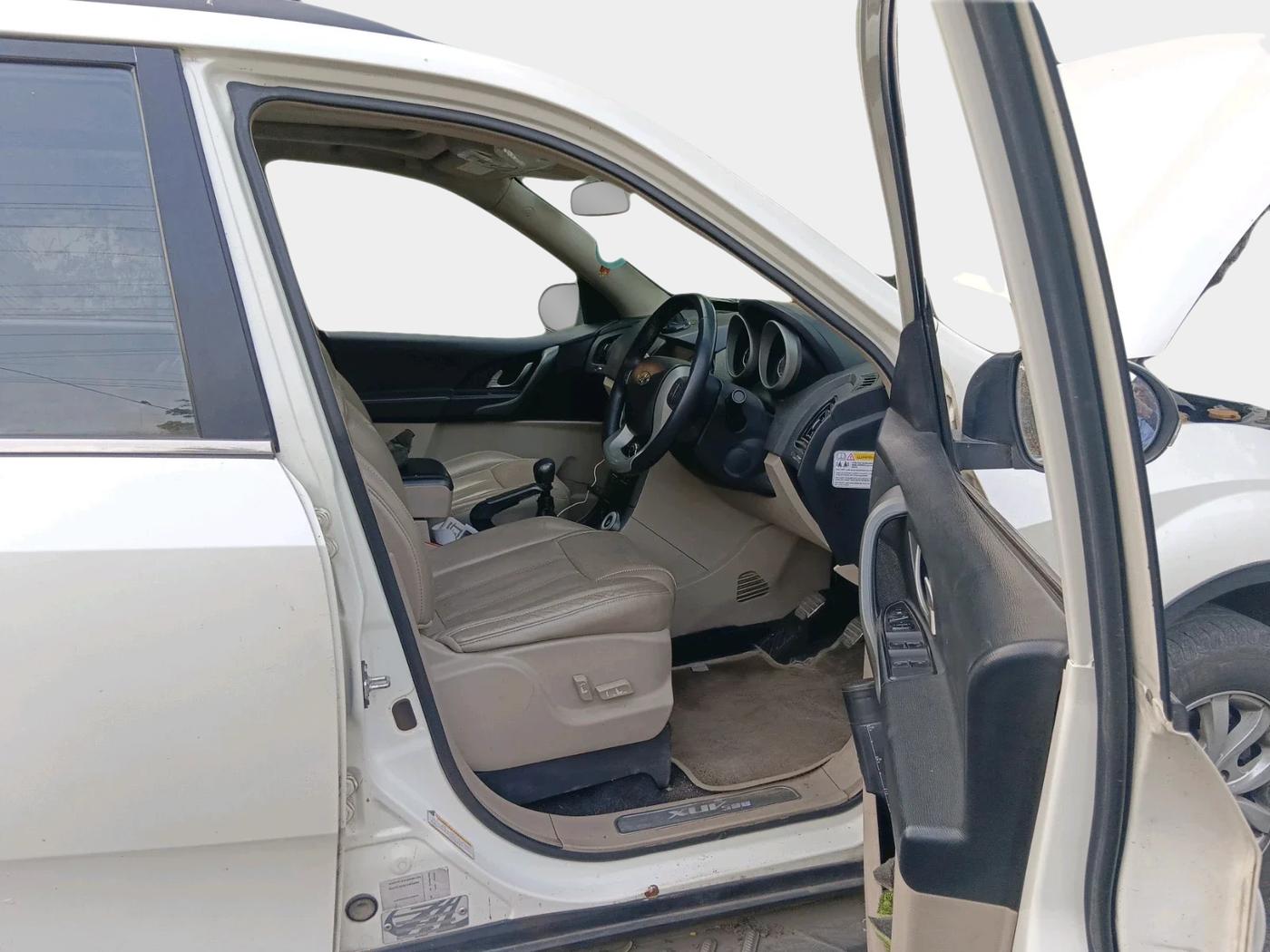 2015 Mahindra XUV500 W10, Diesel, Manual, 37,000 km, interior