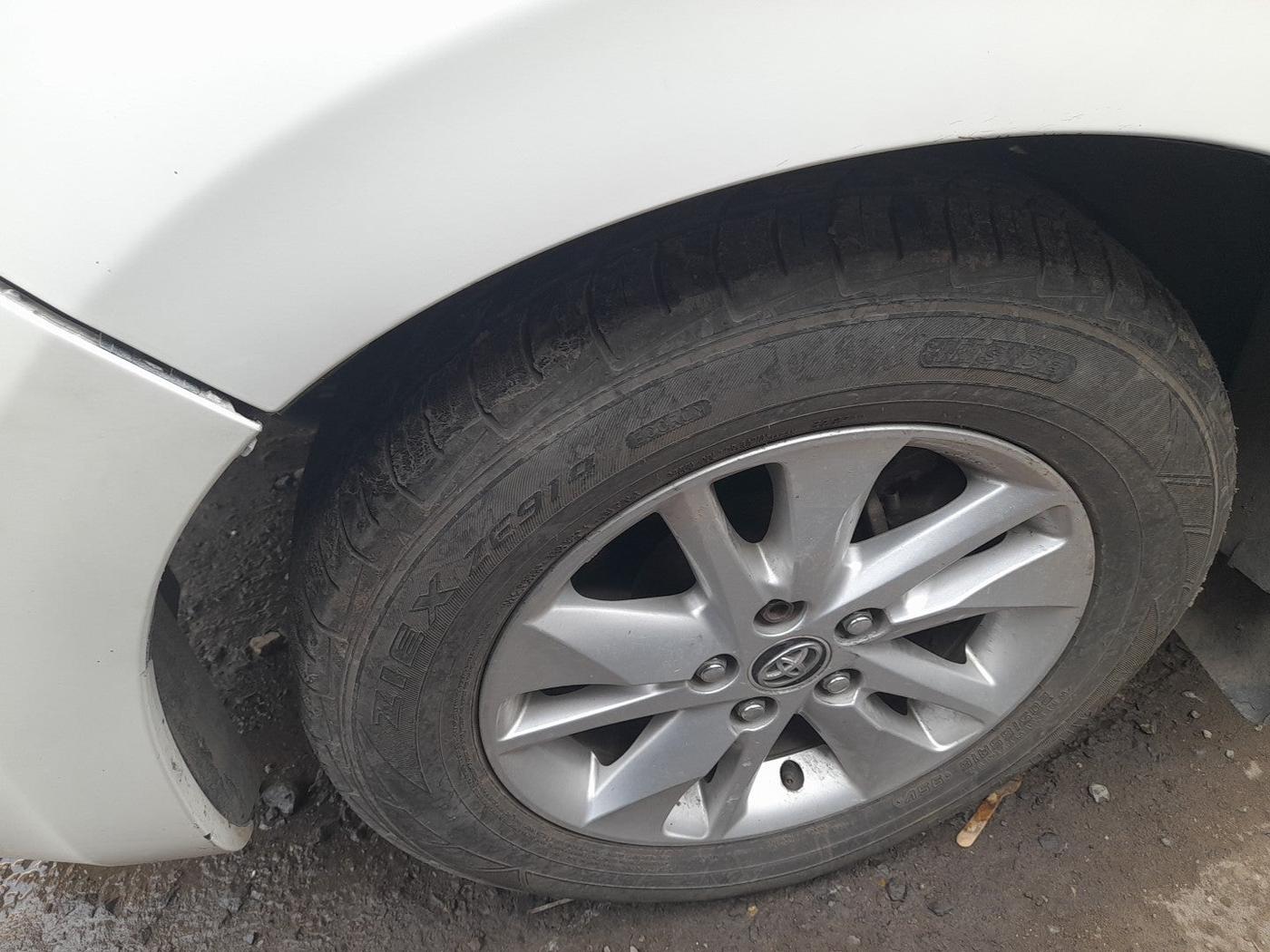 2017 Toyota Innova Crysta 2.7 GX 7 STR MT, Petrol, Manual, 80,036 km, tyre