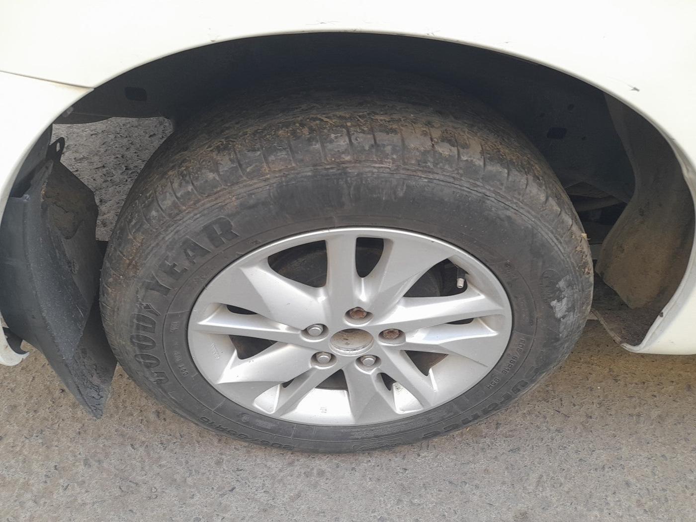 2017 Toyota Innova Crysta 2.7 GX 7 STR MT, Petrol, Manual, 80,036 km, tyre