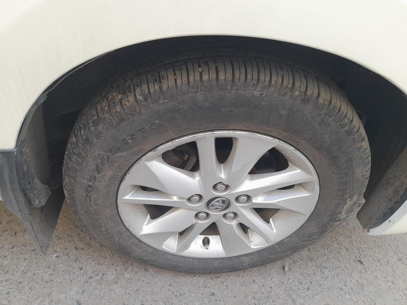 2017 Toyota Innova Crysta 2.7 GX 7 STR MT, Petrol, Manual, 80,036 km, tyre