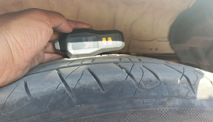 2016 Toyota Innova Crysta 2.8 GX AT 8 STR, Diesel, Automatic, 1,12,422 km, tyre