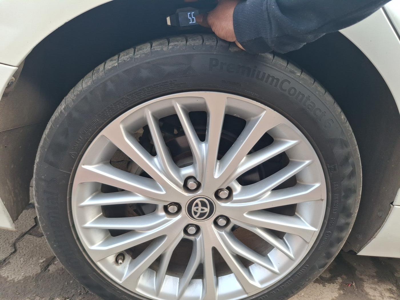 2020 Toyota Camry HYBRID, Hybrid, Automatic, 67,108 km, tyre