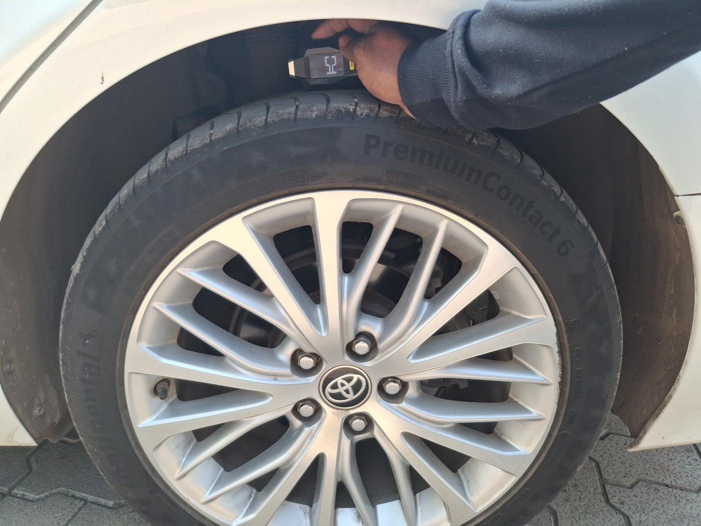2020 Toyota Camry HYBRID, Hybrid, Automatic, 67,108 km, tyre