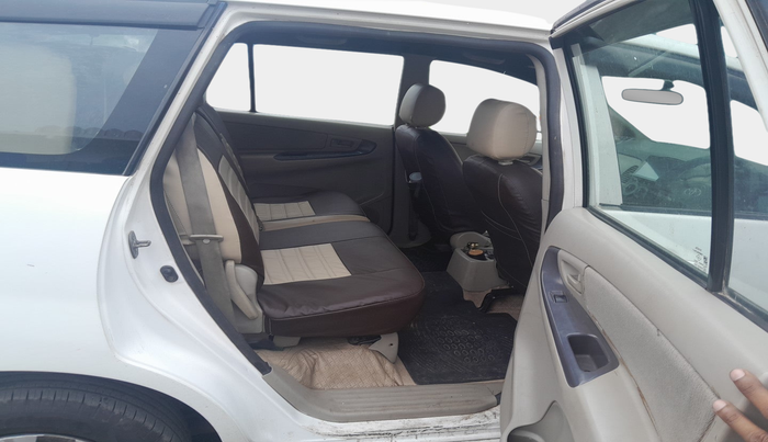 2011 Toyota Innova 2.5 G4 8 STR, Diesel, Manual, 1,12,150 km, interior