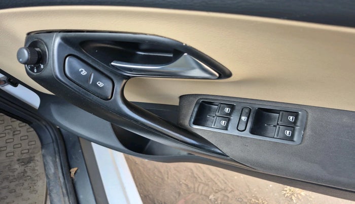 2014 Volkswagen Polo HIGHLINE1.2L, Petrol, Manual, 88,044 km, interior