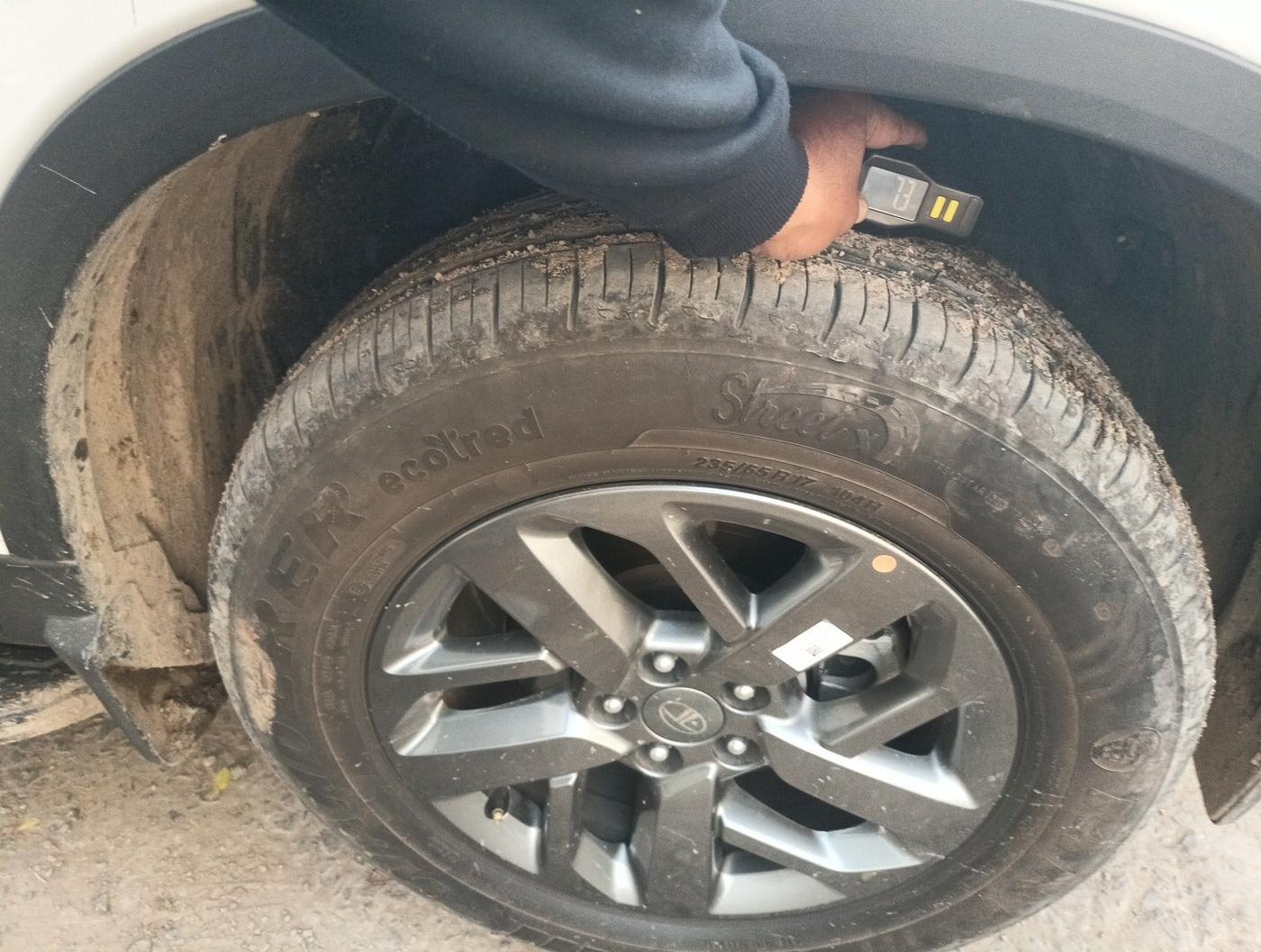2024 Tata Safari PURE PLUS S AT, Diesel, Automatic, 7,077 km, tyre