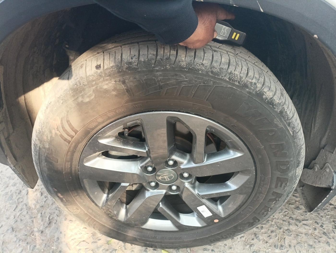 2024 Tata Safari PURE PLUS S AT, Diesel, Automatic, 7,077 km, tyre