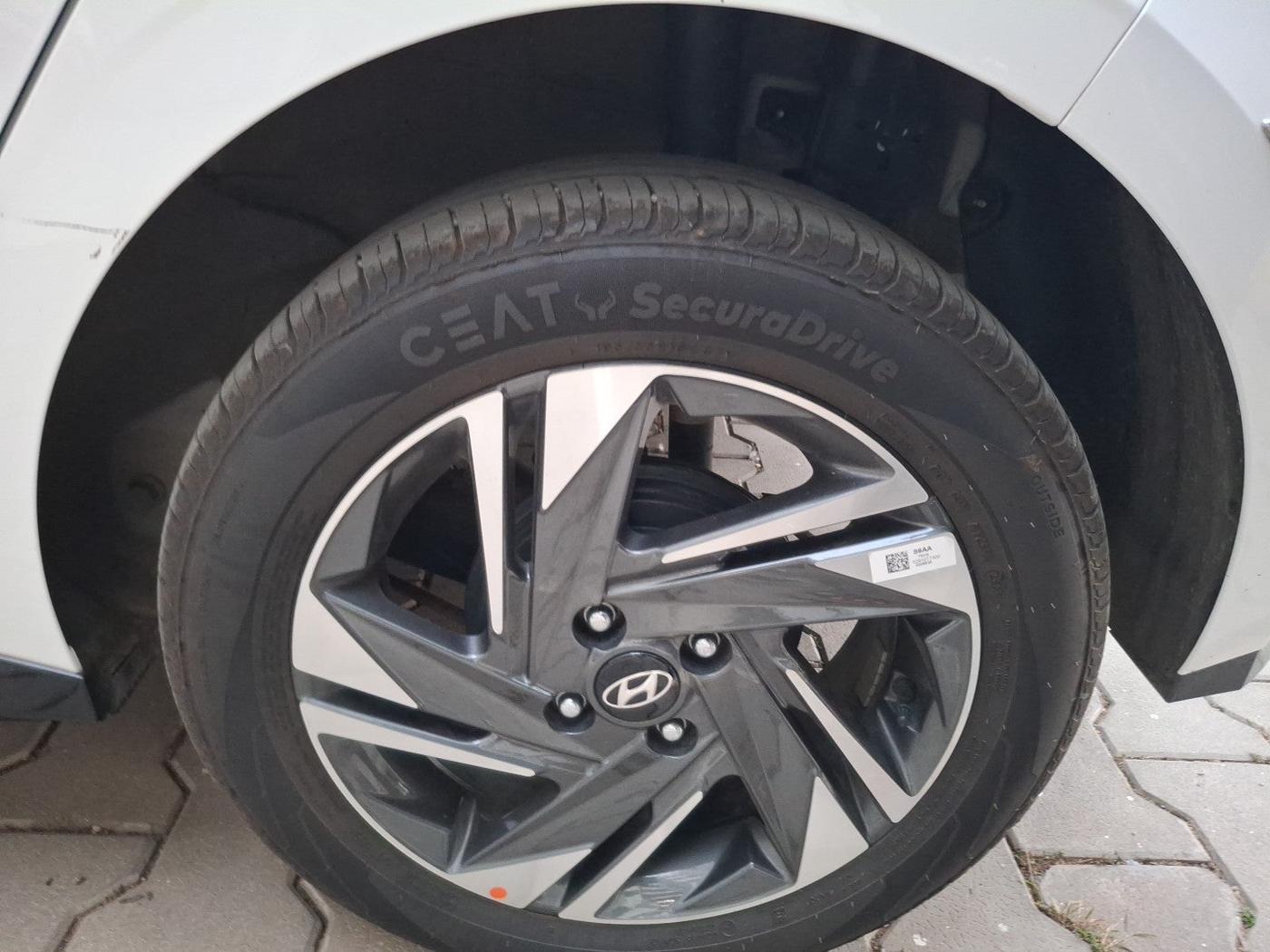 2023 Hyundai NEW I20 ASTA (O) 1.2 MT, Petrol, Manual, 5,981 km, tyre