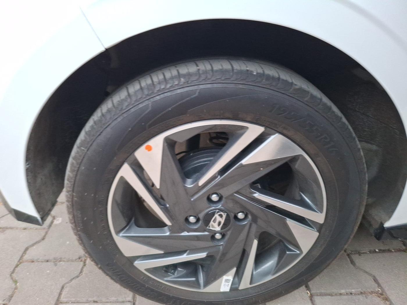 2023 Hyundai NEW I20 ASTA (O) 1.2 MT, Petrol, Manual, 5,981 km, tyre
