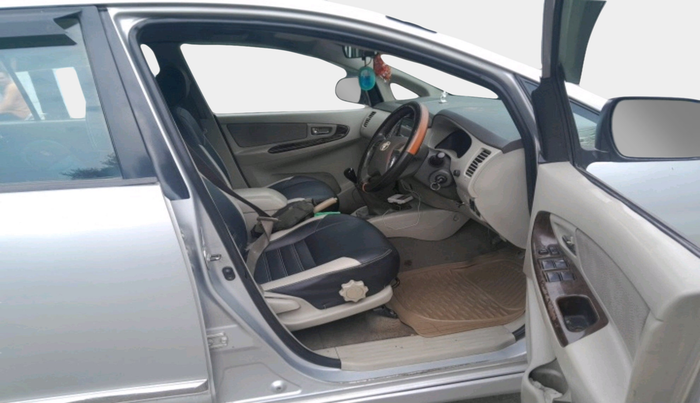 2014 Toyota Innova 2.5 VX 7 STR, Diesel, Manual, 78,747 km, interior