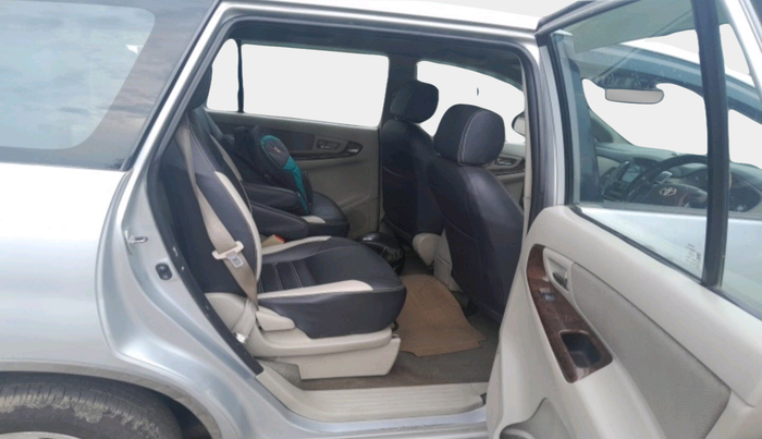 2014 Toyota Innova 2.5 VX 7 STR, Diesel, Manual, 78,747 km, interior