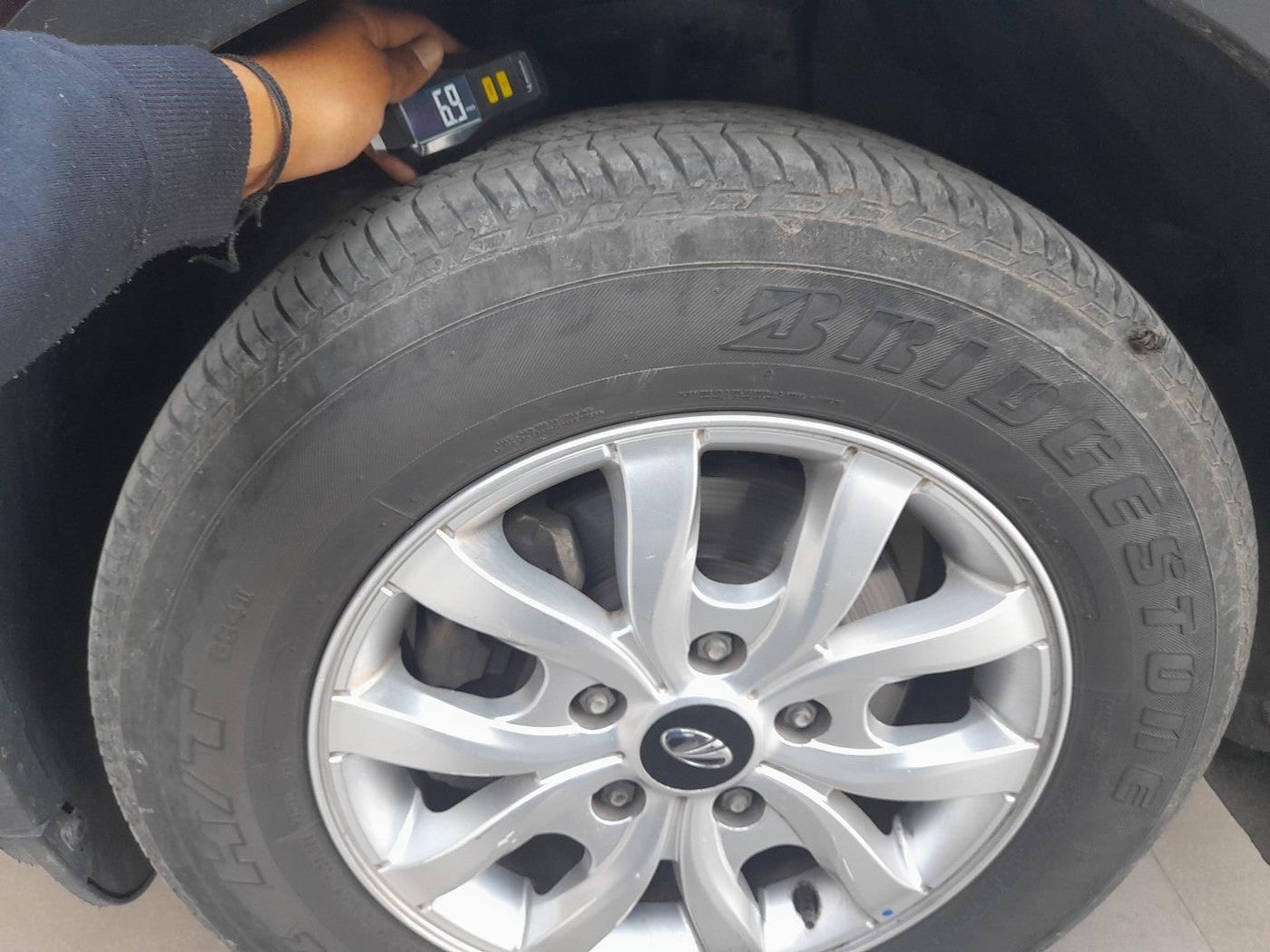 2020 Mahindra XUV500 W9 AT, Diesel, Automatic, 1,17,791 km, tyre
