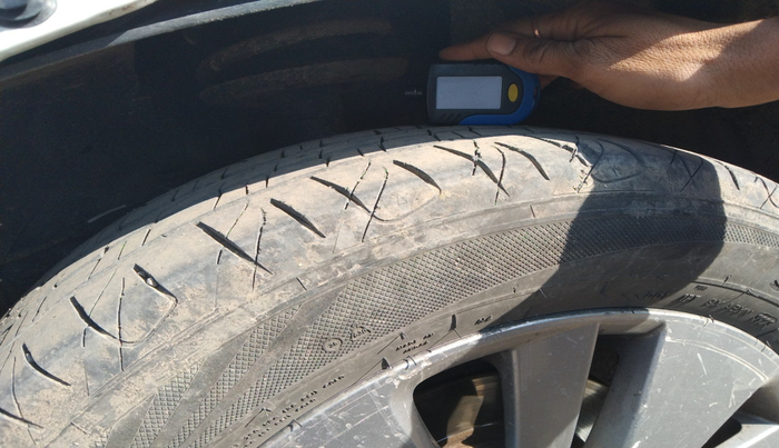 2016 Maruti S Cross ALPHA 1.3, Diesel, Manual, 1,65,074 km, tyre