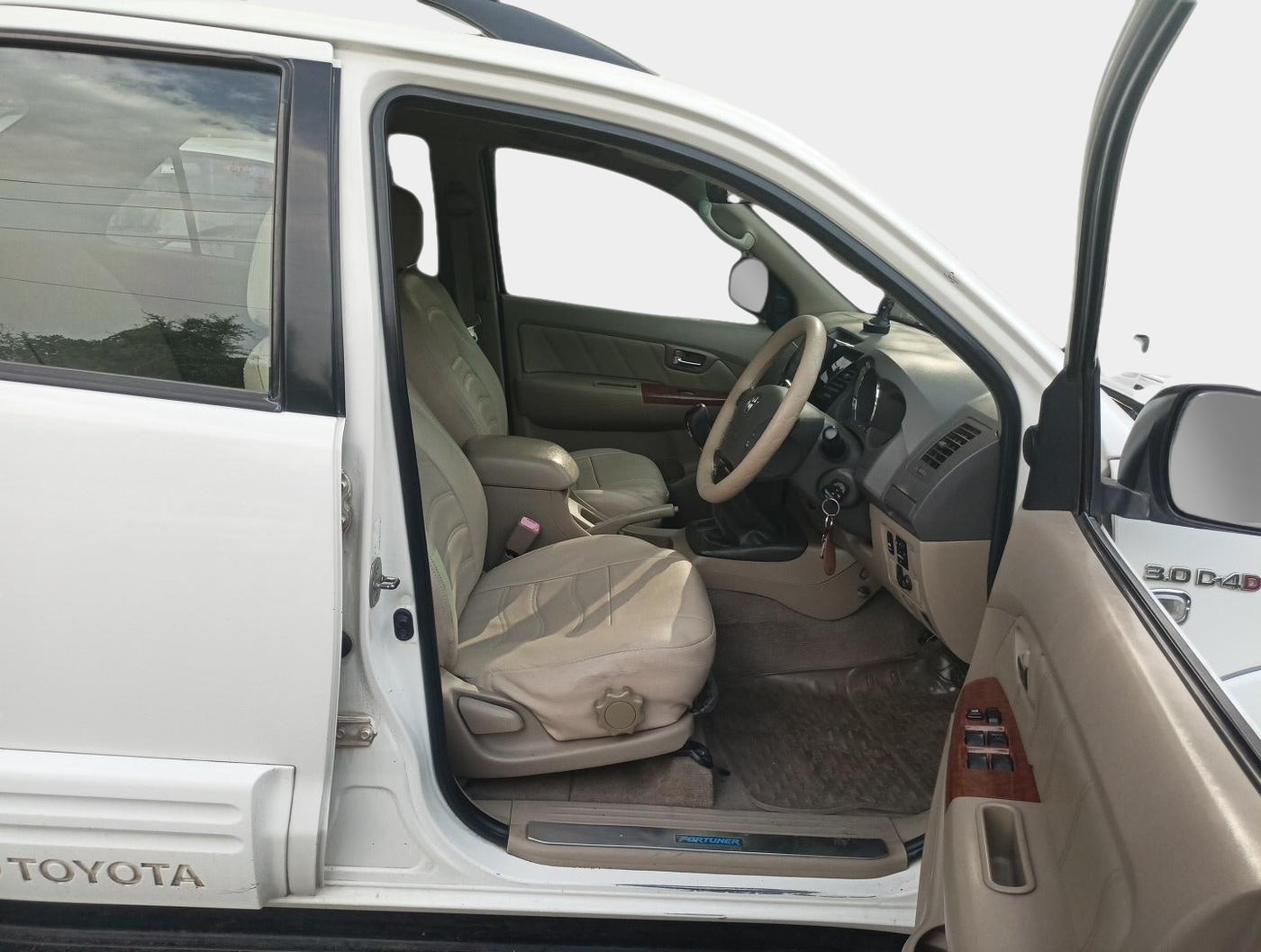 2010 Toyota Fortuner 3.0 4X4 MT, Diesel, Manual, 1,48,963 km, interior