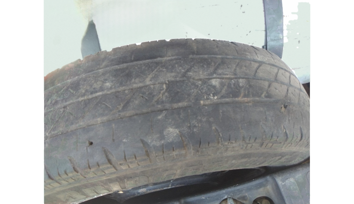 2016 Maruti Ritz LXI, Petrol, Manual, 1,42,098 km, tyre