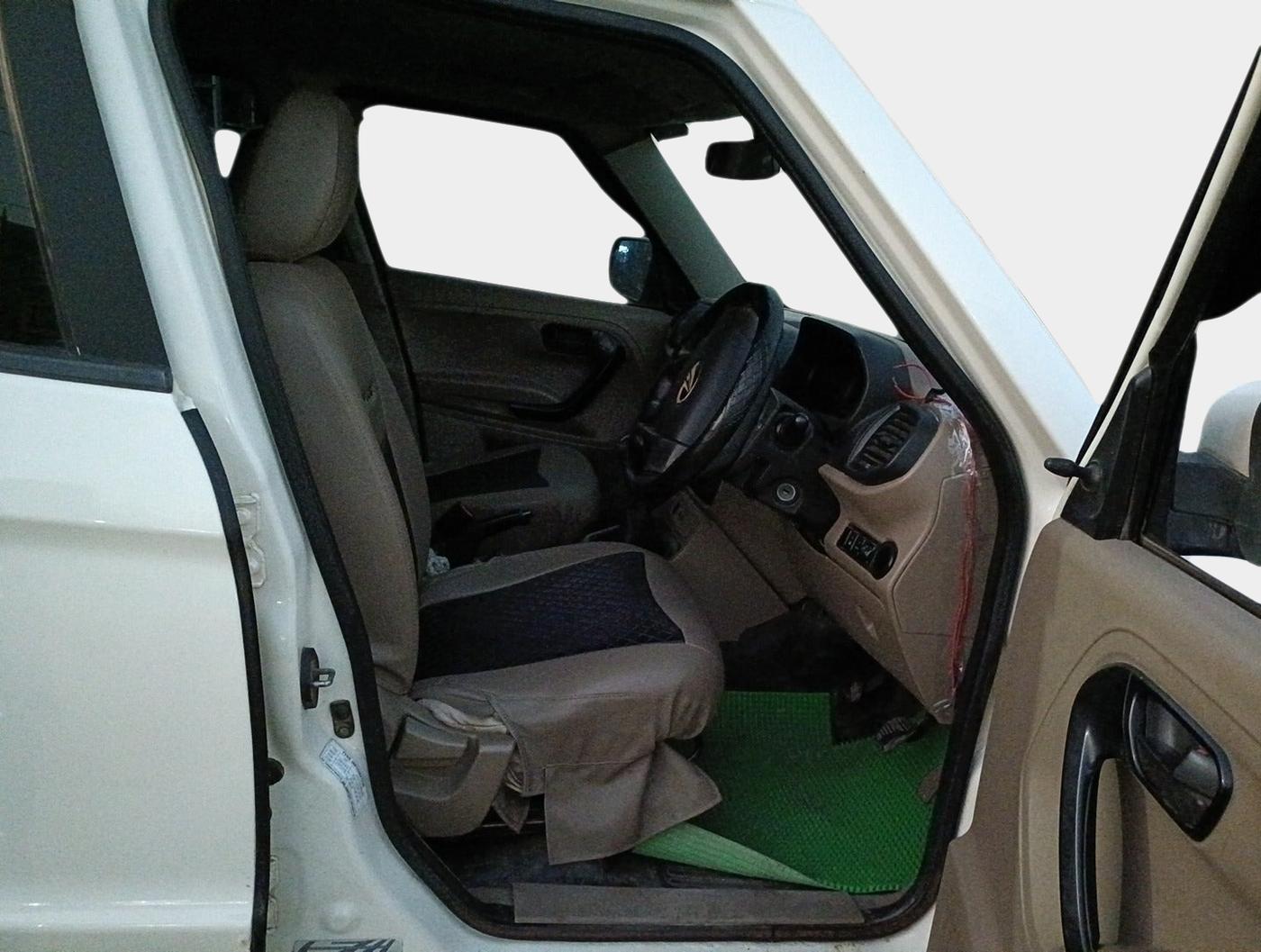 2015 Mahindra TUV300 T6, Diesel, Manual, 71,927 km, interior
