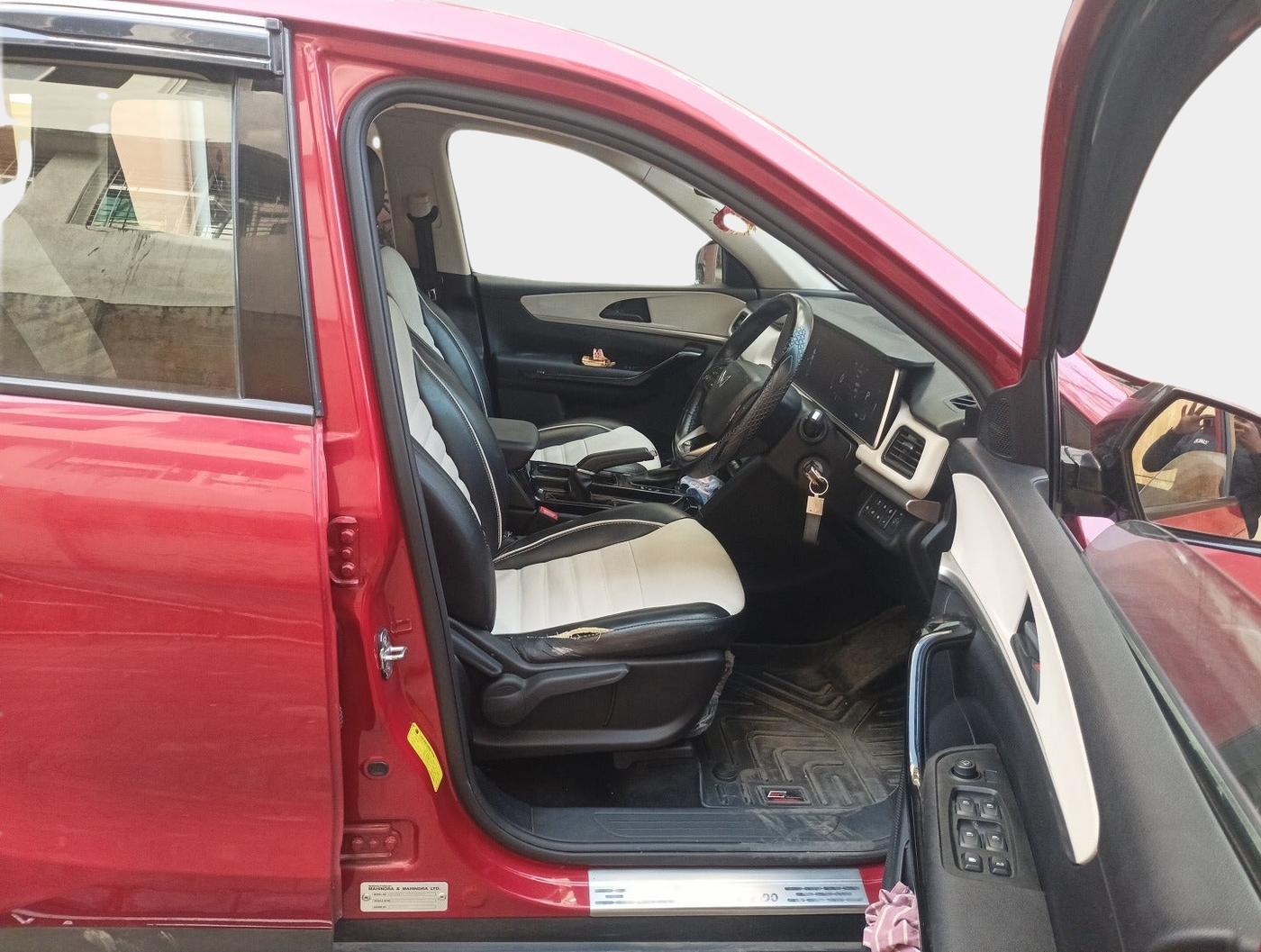 2022 Mahindra XUV700 AX 5 P AT 5 STR, Petrol, Automatic, 18,092 km, interior