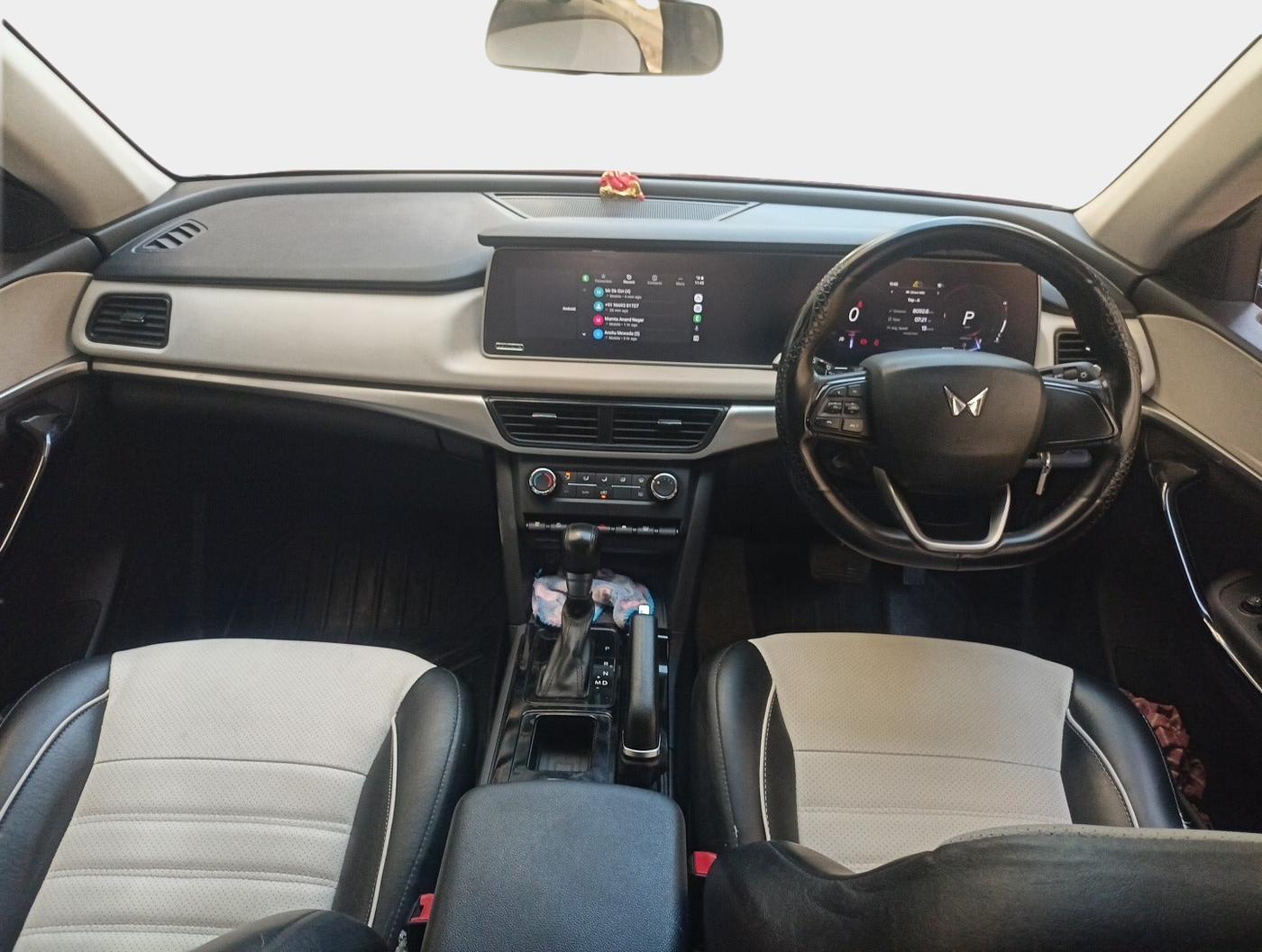 2022 Mahindra XUV700 AX 5 P AT 5 STR, Petrol, Automatic, 18,092 km, interior