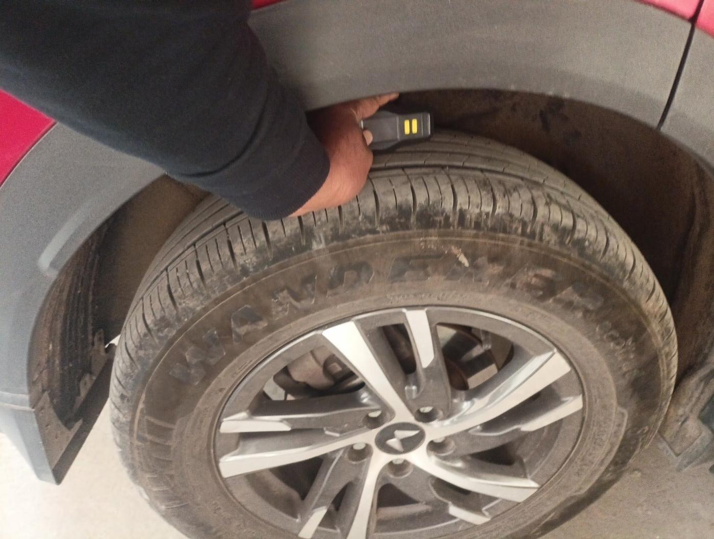 2022 Mahindra XUV700 AX 5 P AT 5 STR, Petrol, Automatic, 18,092 km, tyre