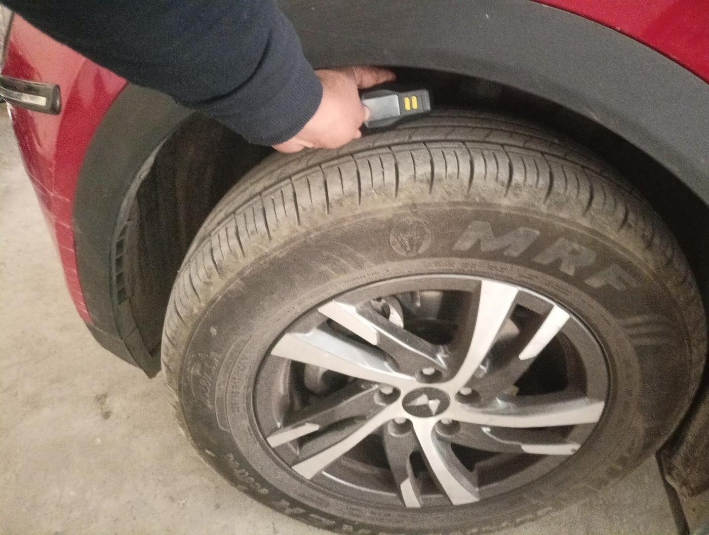 2022 Mahindra XUV700 AX 5 P AT 5 STR, Petrol, Automatic, 18,092 km, tyre