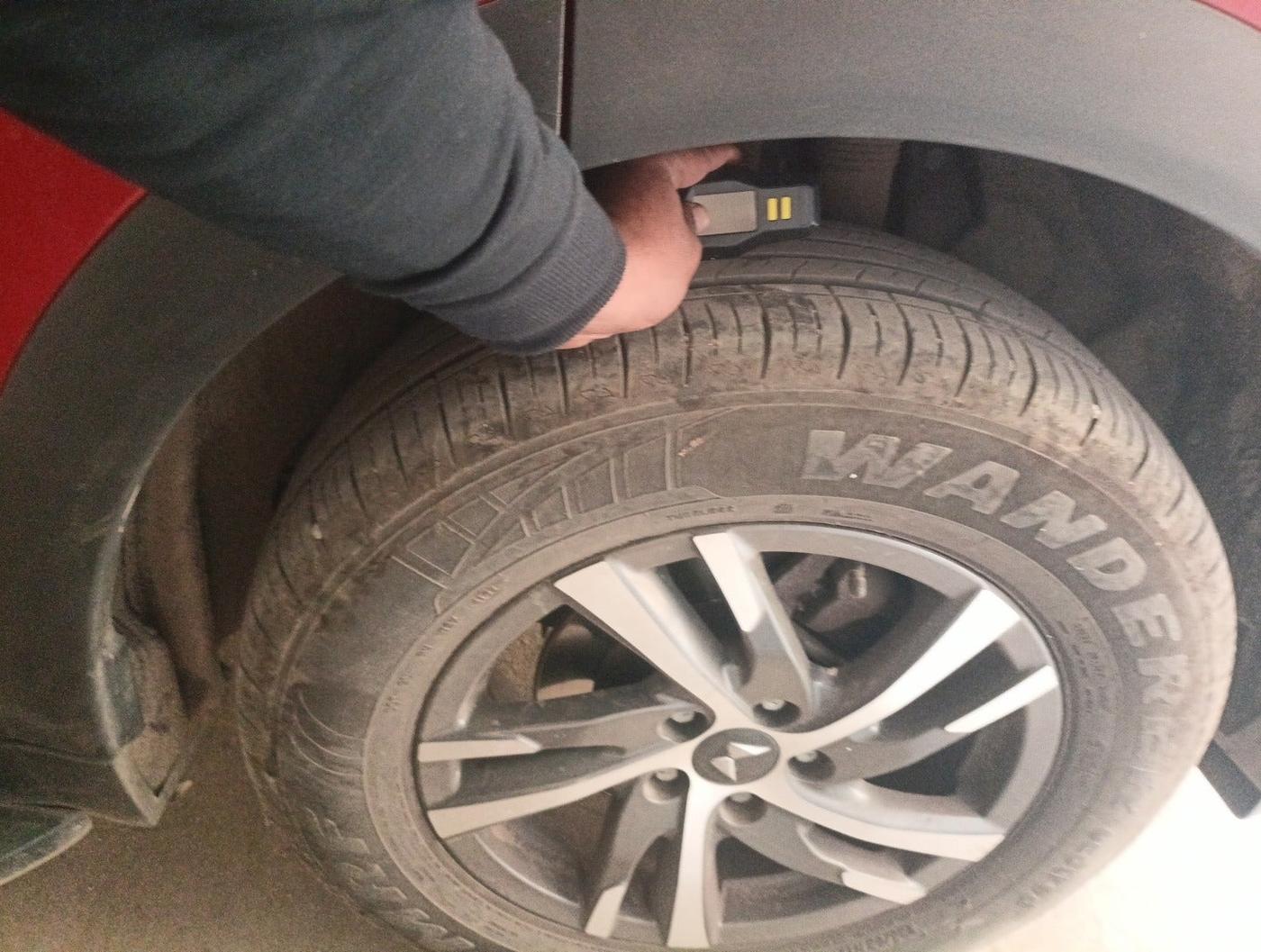 2022 Mahindra XUV700 AX 5 P AT 5 STR, Petrol, Automatic, 18,092 km, tyre