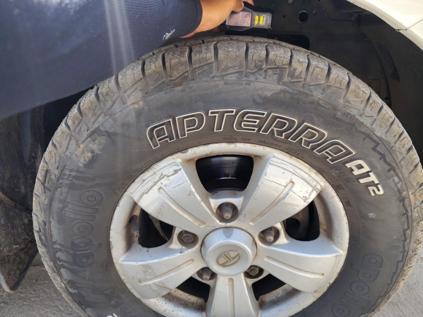 2014 Tata Safari Storme 2.2 VX 4X4, Diesel, Manual, 1,27,935 km, tyre