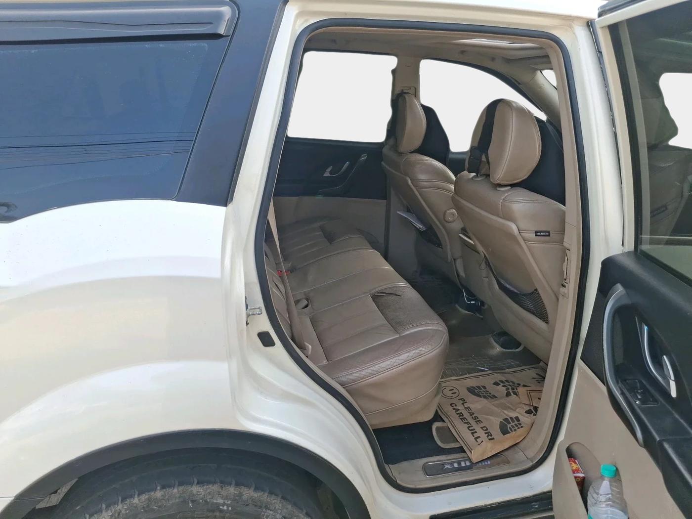 2016 Mahindra XUV500 W10, Diesel, Manual, 1,14,000 km, interior