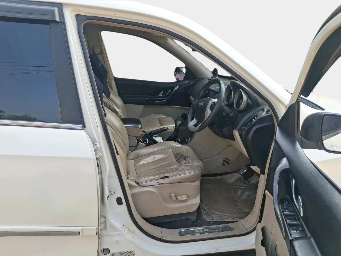 2016 Mahindra XUV500 W10, Diesel, Manual, 1,14,000 km, interior