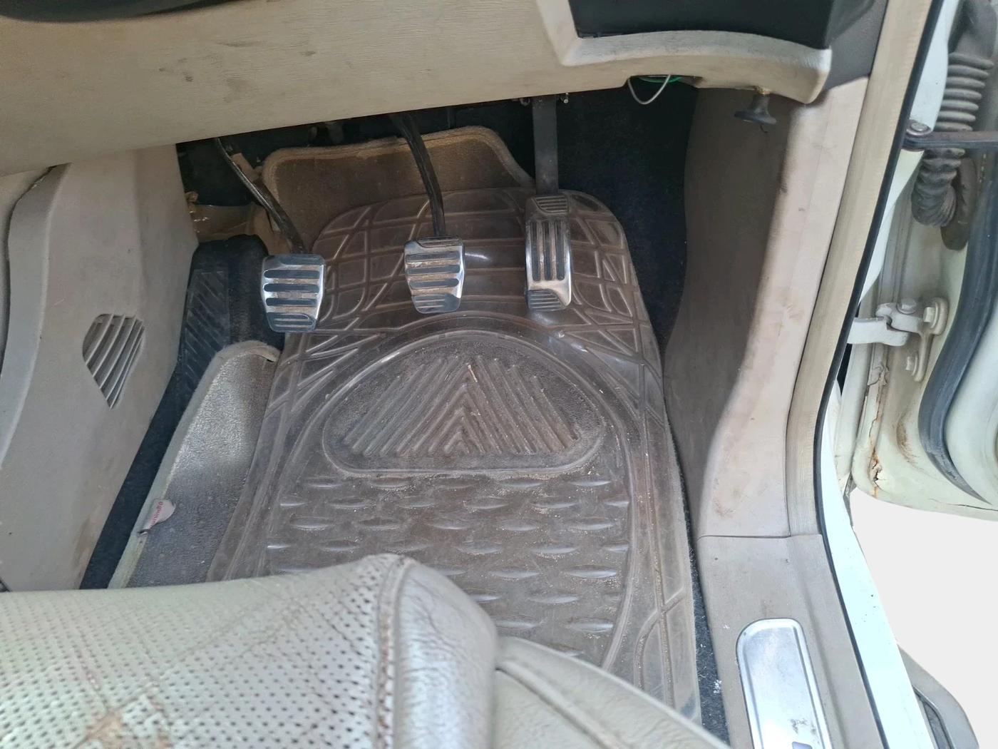 2016 Mahindra XUV500 W10, Diesel, Manual, 1,14,000 km, interior