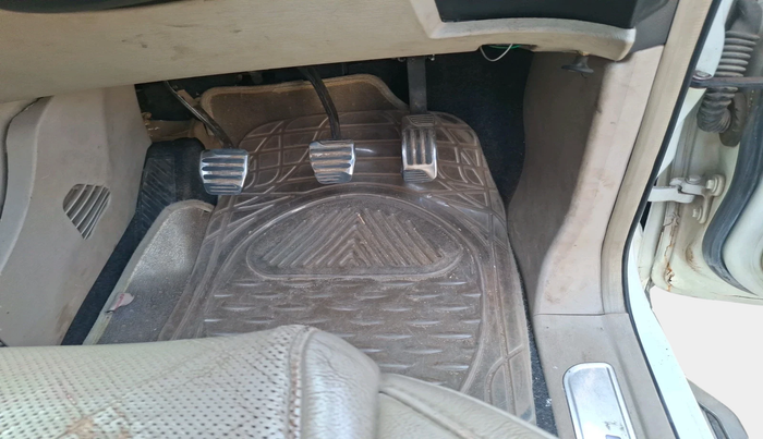 2016 Mahindra XUV500 W10, Diesel, Manual, 1,13,579 km, interior