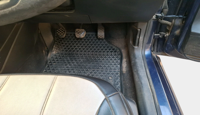 2014 Volkswagen Polo TRENDLINE 1.2L PETROL, Petrol, Manual, 1,19,170 km, interior