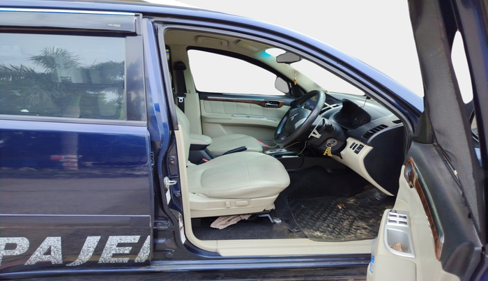 2015 Mitsubishi Pajero Sport 2.5 AT 4X2, Diesel, Automatic, 1,63,408 km, interior