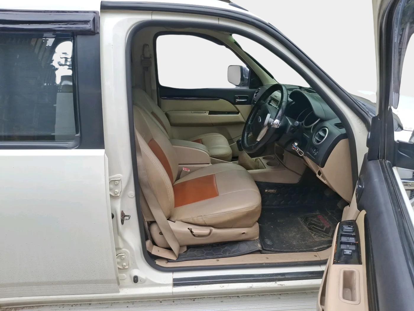 2011 Ford Endeavour 2.5L 4X2 MT, Diesel, Manual, 1,14,086 km, interior