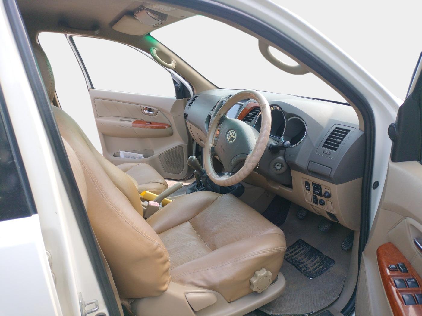 2011 Toyota Fortuner 3.0 4X4 MT, Diesel, Manual, 1,88,510 km, interior