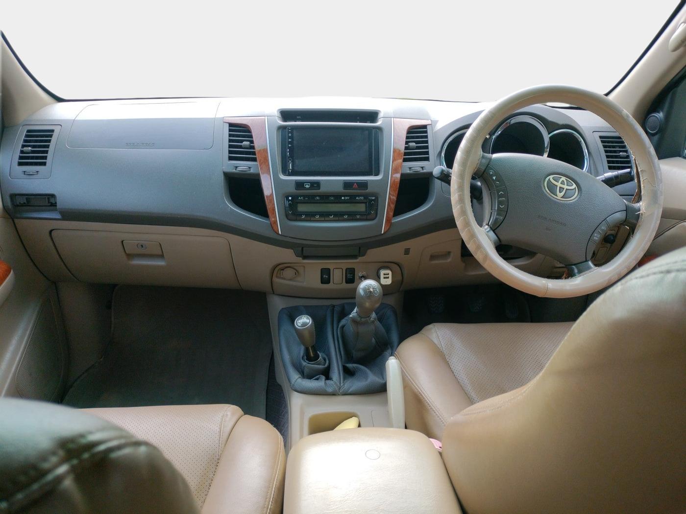 2011 Toyota Fortuner 3.0 4X4 MT, Diesel, Manual, 1,88,510 km, interior