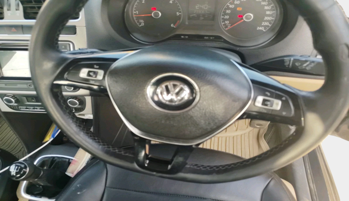 2016 Volkswagen Polo HIGHLINE1.5L, Diesel, Manual, 2,33,063 km, interior
