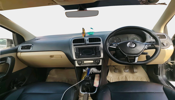 2016 Volkswagen Polo HIGHLINE1.5L, Diesel, Manual, 2,33,063 km, interior