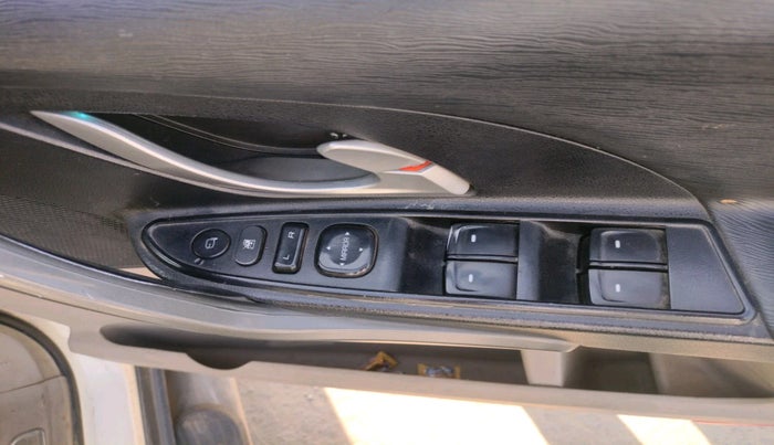 2015 Mahindra XUV500 W10, Diesel, Manual, 1,37,769 km, interior