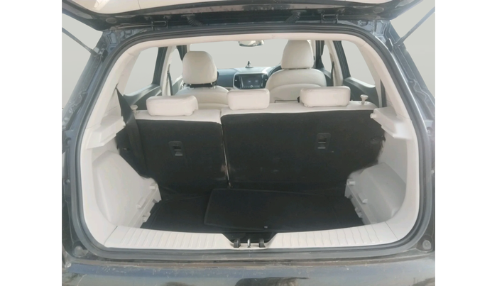 2023 Mahindra XUV300 W8 (O) 1.5 DIESEL, Diesel, Manual, 1,09,199 km, exterior