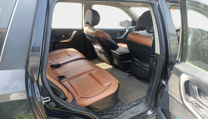 2018 Mahindra XUV500 W7, Diesel, Manual, 2,48,462 km, interior
