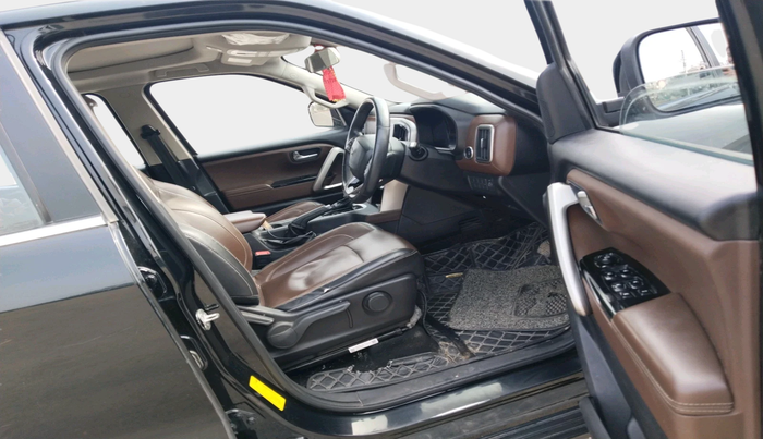 2023 Mahindra SCORPIO-N Z8 DIESEL AT 2WD 7 STR, Diesel, Automatic, 1,06,701 km, interior