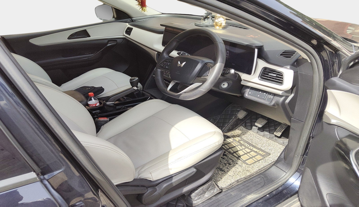 2022 Mahindra XUV700 AX 5 P MT 7 STR, Petrol, Manual, 94,523 km, interior