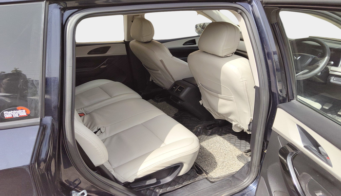 2022 Mahindra XUV700 AX 5 P MT 7 STR, Petrol, Manual, 94,523 km, interior