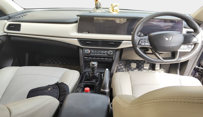 2022 Mahindra XUV700 AX 5 P MT 7 STR, Petrol, Manual, 94,523 km, interior