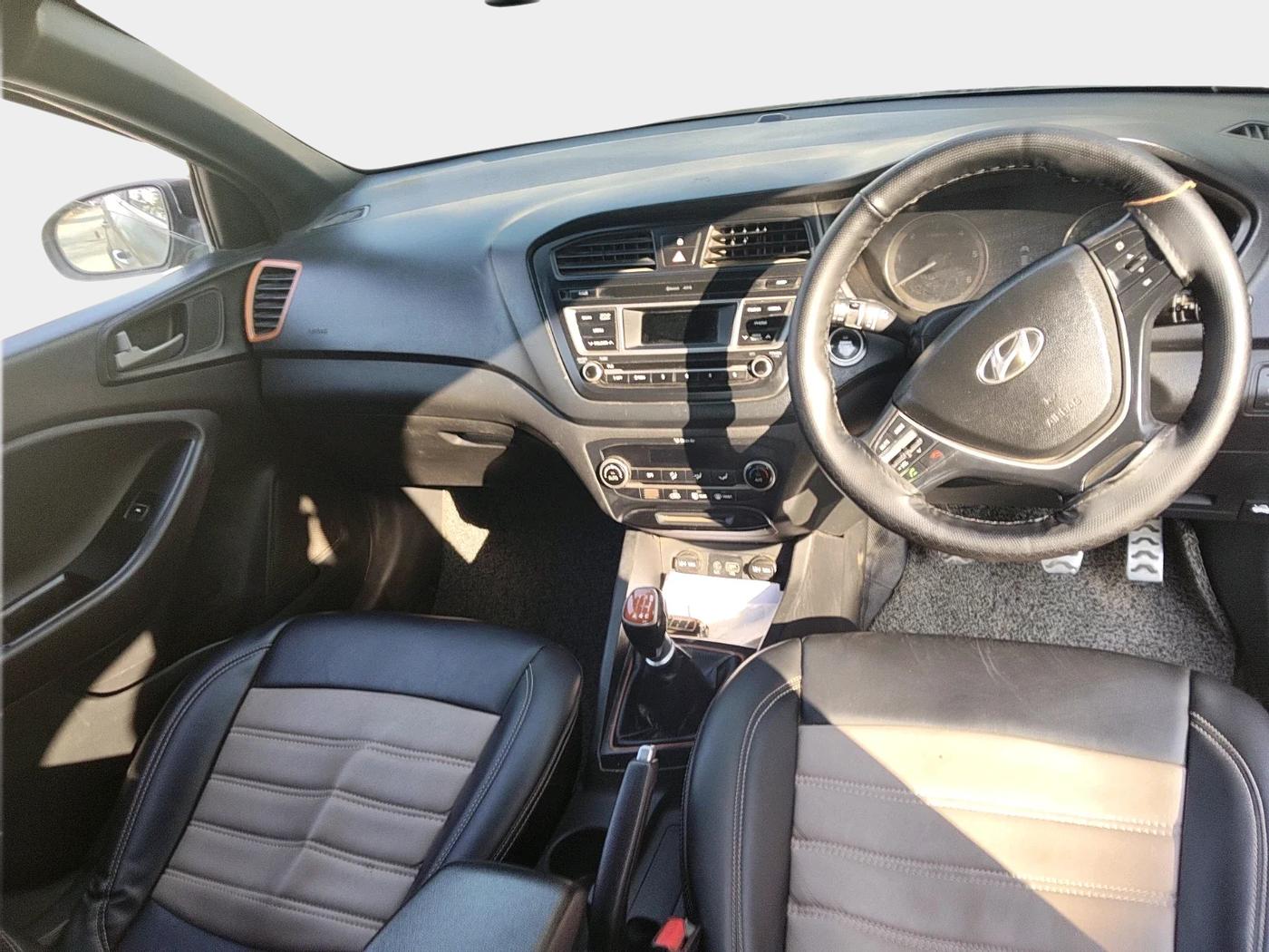 2015 Hyundai i20 Active 1.4 SX, Diesel, Manual, 1,24,104 km, interior