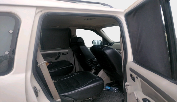 2016 Mahindra Scorpio S10 1.99, Diesel, Manual, 1,00,504 km, interior
