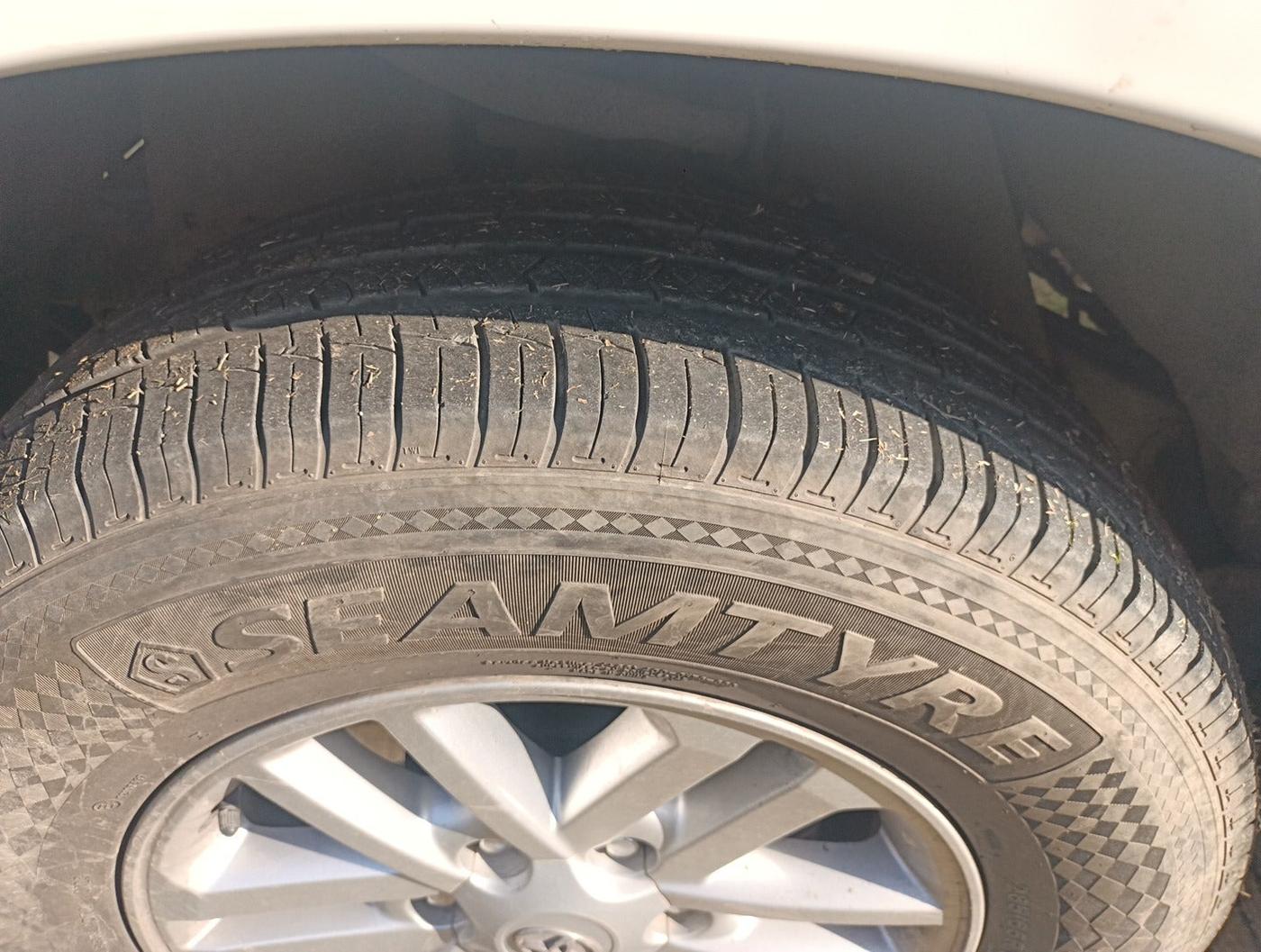 2014 Toyota Fortuner 3.0 4X2 MT, Diesel, Manual, 82,275 km, tyre