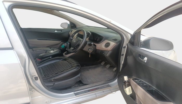 2016 Hyundai Grand i10 SPORTZ 1.1 CRDI, Diesel, Manual, 8,90,000 km, interior